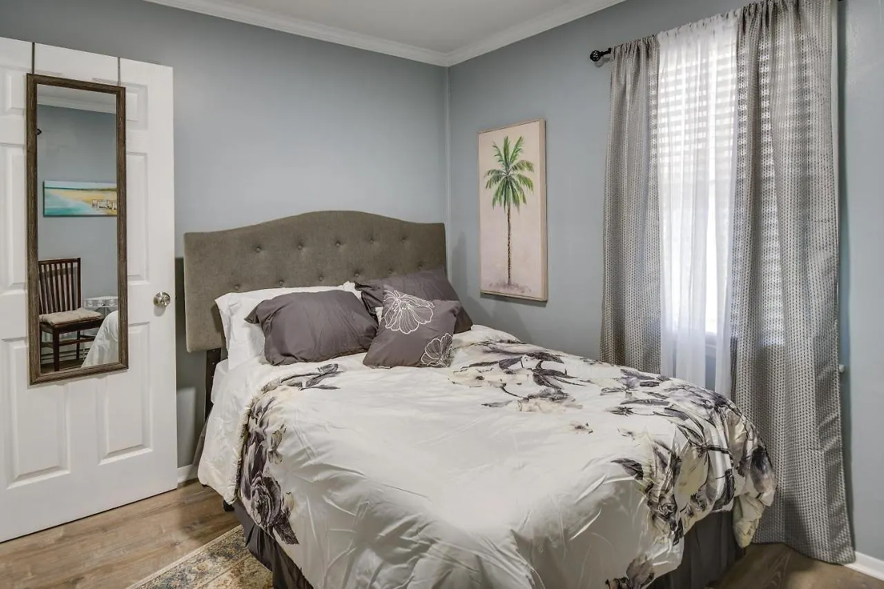 Hampton Vacation Rental Central Location, Patio