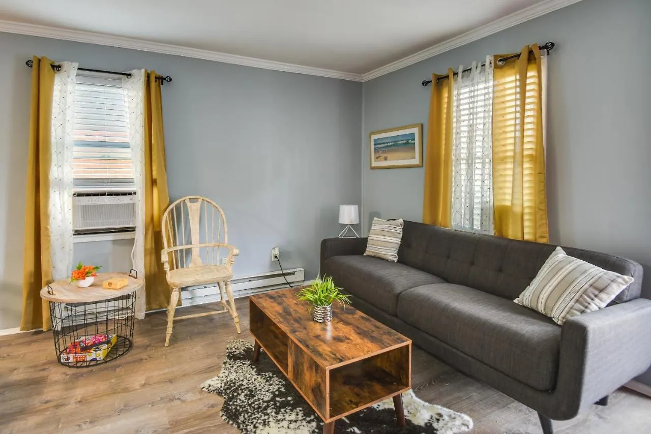 Hampton Vacation Rental Central Location, Patio