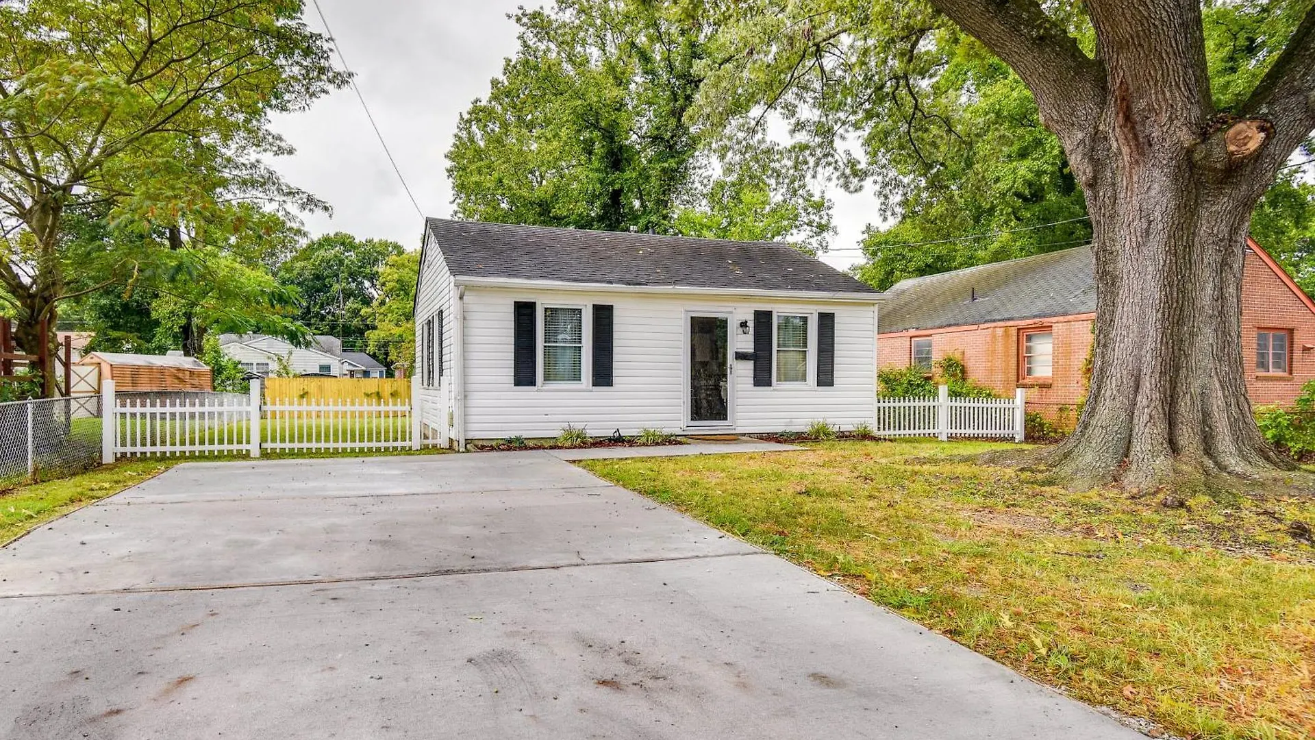 Hampton Vacation Rental Central Location, Patio